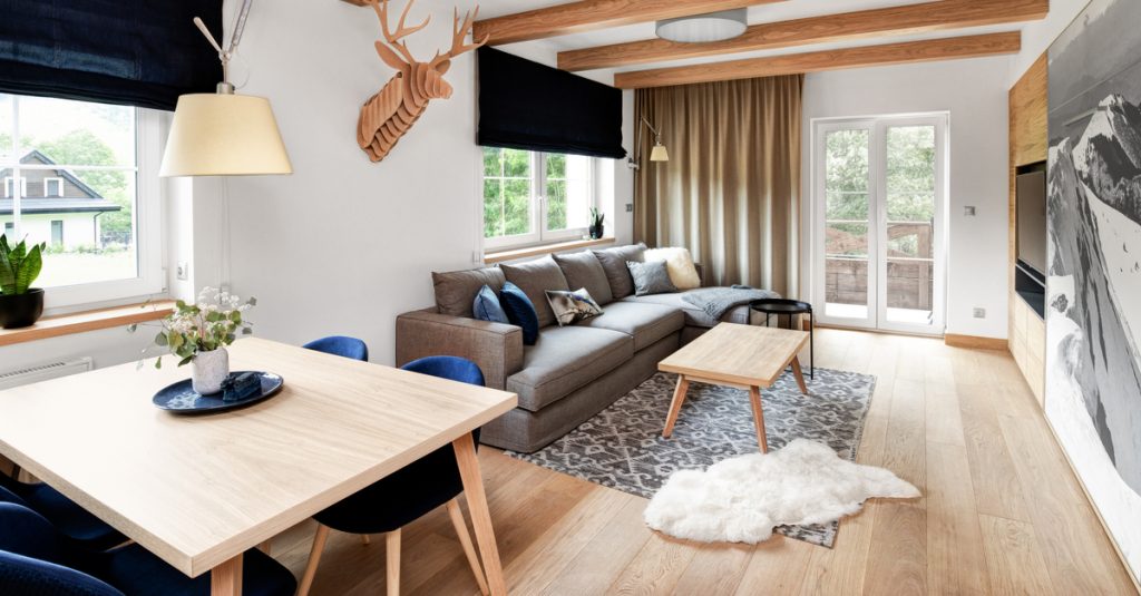 Sièges bleus, murs blancs et poutres en bois pour intérieur style chalet
