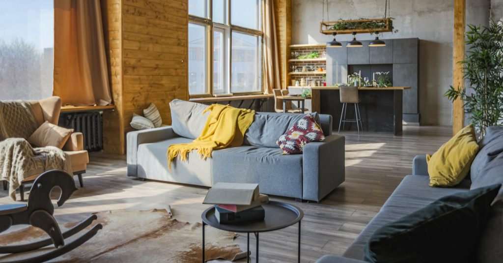 Intérieur chalet industriel avec bois et pierre