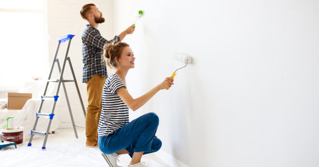 Chantier peinture avec bâche en plastique sur le sol