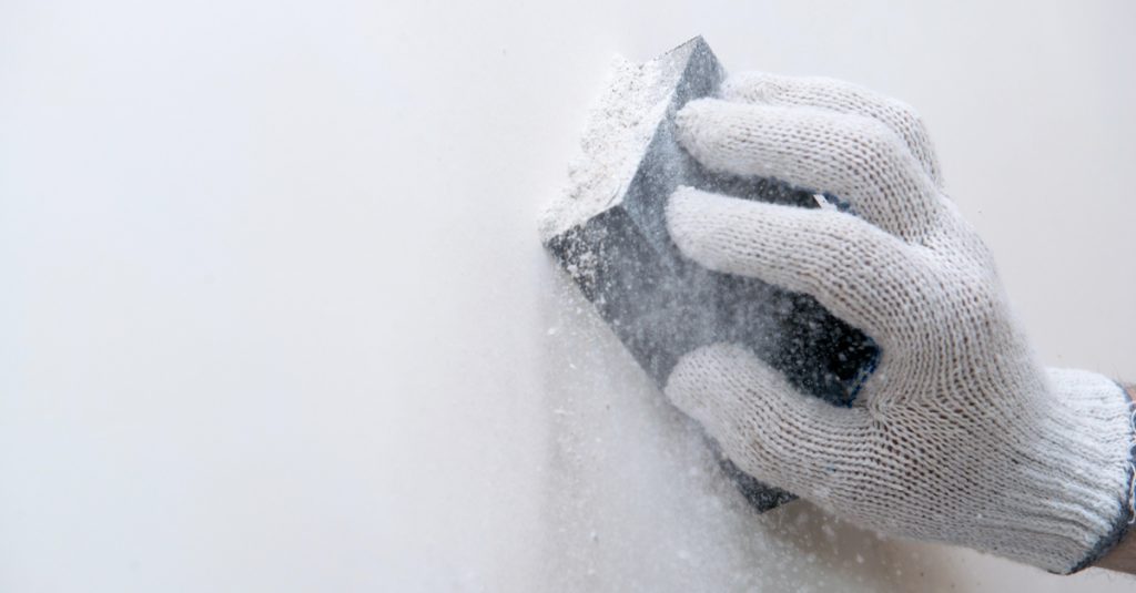Ponçage mur pour préparer un chantier de peinture