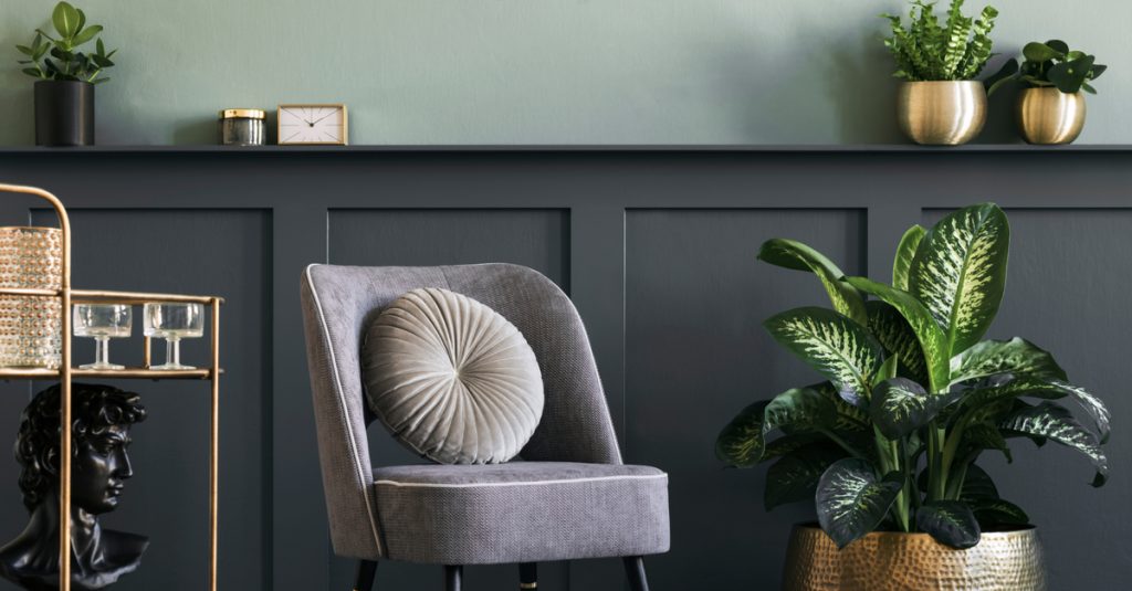 Lambris gris élégant qui fait office d’étagère