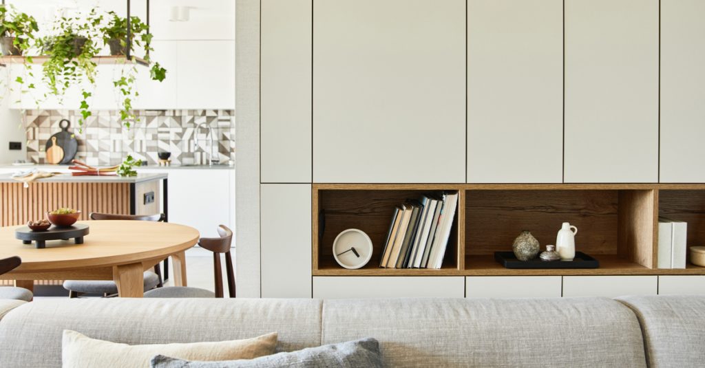 Panneaux de bois blancs avec niches incorporées pour rangements astucieux