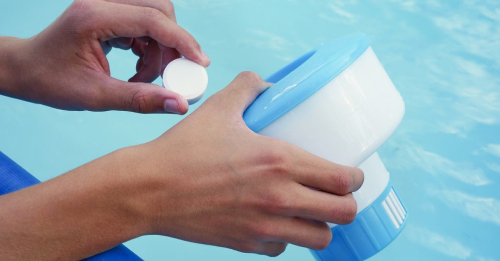 Nettoyer sa piscine avec des produits adaptés