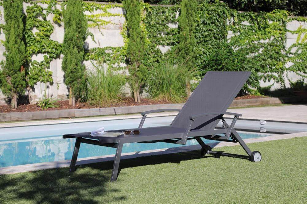Bain de soleil jardin détente à côté de la piscine