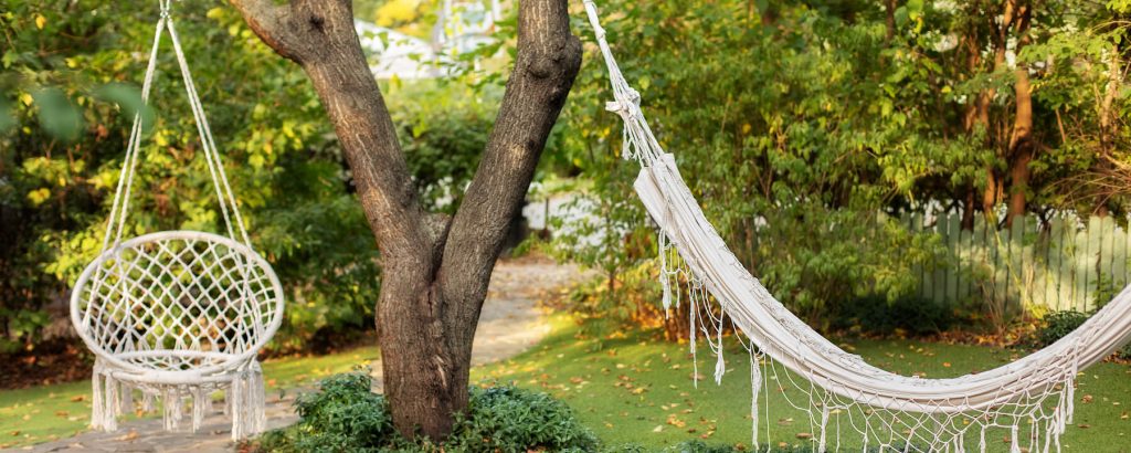 Jardin détente avec hamac et fauteuil suspendu