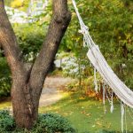 Jardin détente avec hamac et fauteuil suspendu