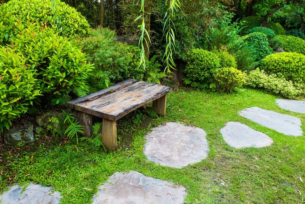 Jardin zen allée en pas japonais en pierres