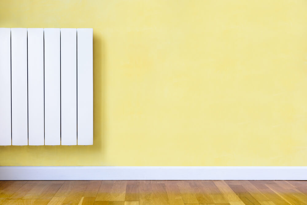 Radiateur électrique sur mur jaune