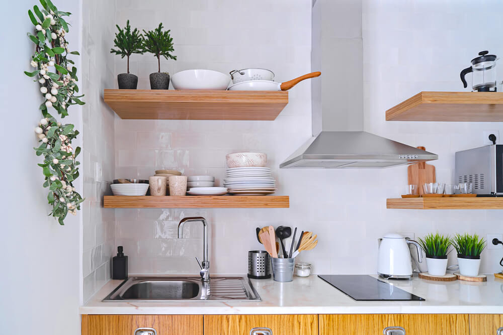 Aménager une petite cuisine avec des couleurs claires pour agrandir visuellement