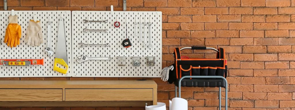 Établi avec crédence et outils pour aménager un super atelier de bricolage