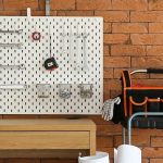 Établi avec crédence et outils pour aménager un super atelier de bricolage