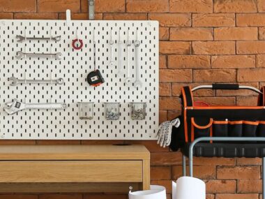 Établi avec crédence et outils pour aménager un super atelier de bricolage