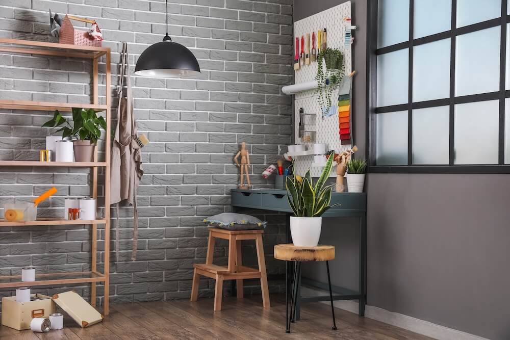 Atelier de bricolage aménagé dans une pièce dédiée d’un logement
