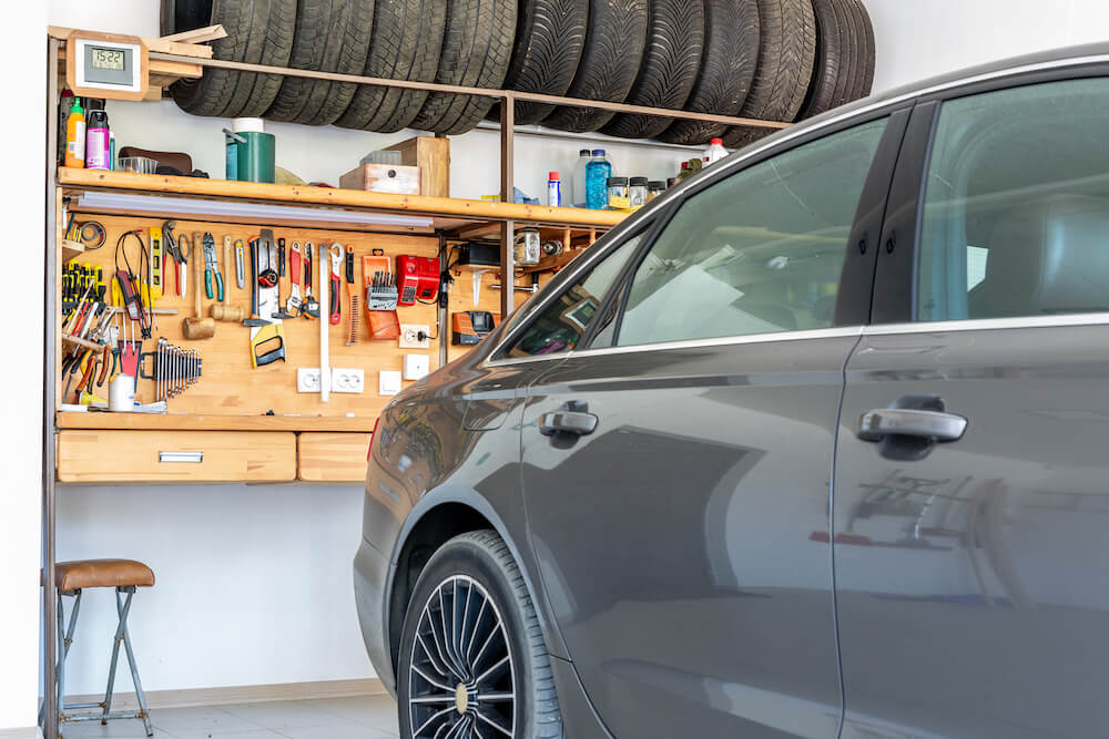 Atelier de bricolage aménagé dans le fond d’un garage