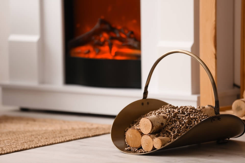 Poêle à bois ou à granulés : que choisir entre bûches et pellets