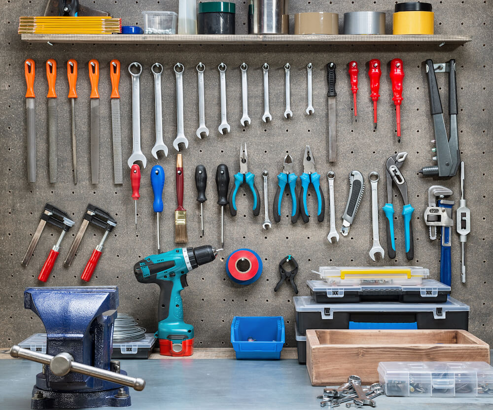 Crédence avec outils suspendus pour un atelier de bricolage pratique