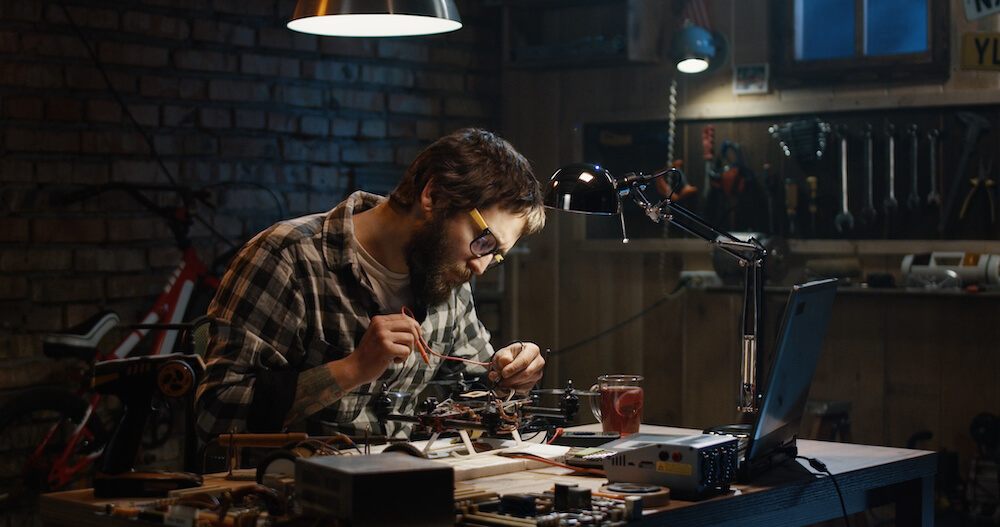 Homme en train de bricoler avec un éclairage bien orienté
