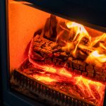 Poêle à bois allumé et bien entretenu