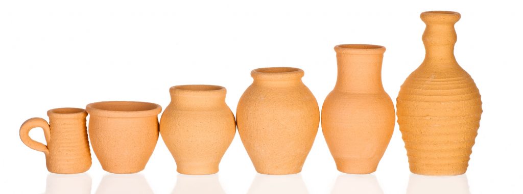 6 pots et jarres en terre cuite alignés du plus petit au plus grand