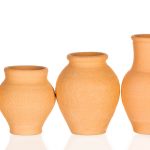 6 pots et jarres en terre cuite alignés du plus petit au plus grand