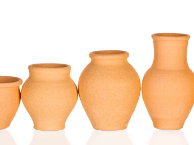 6 pots et jarres en terre cuite alignés du plus petit au plus grand