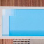 Piscine avec terrasse en bois vue aérienne