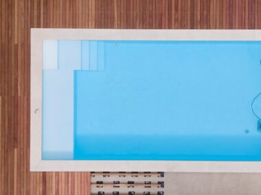 Piscine avec terrasse en bois vue aérienne
