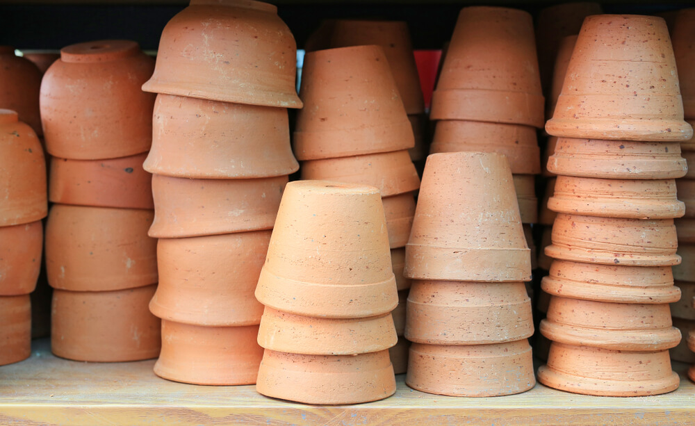 Pots en terre cuite retournés et empilés en plusieurs rangés