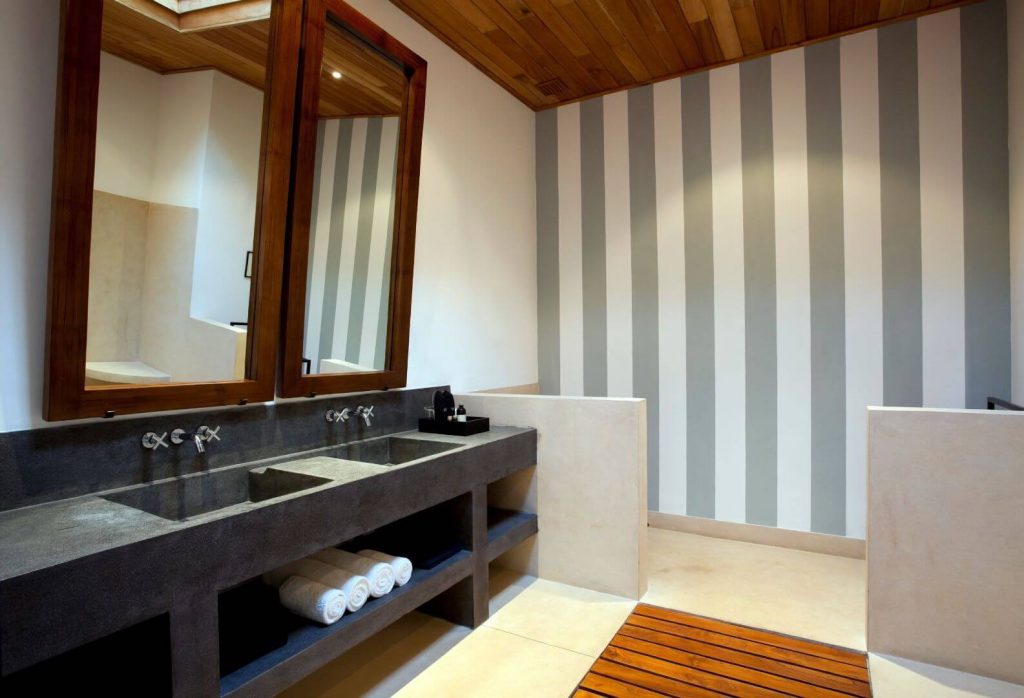 Salle de bain avec vasque noire en béton cellulaire