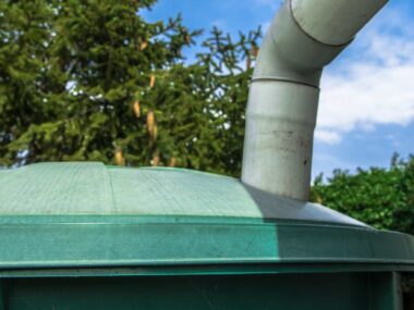 Abri de jardin avec récupérateur d'eau